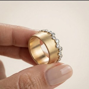 Magnifique bague large moderne en or massif 14 carats avec diamant rond de laboratoire, unisexe, bijou de promesse pour amis - Product Image 3