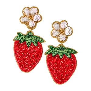 Boucles d'oreilles pendantes artisanales Orion en perles et sequins, motif fraise et fleur, bijoux fantaisie mignons, couleur personnalisable, style moderne - Product Image 1