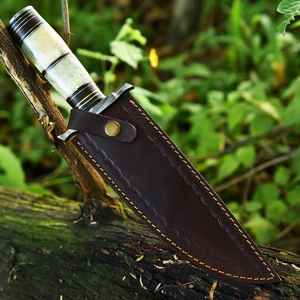Couteau de chasse artisanal en acier Damas de qualité supérieure, couteau à lame fixe pour le quotidien, manche en os de chameau avec étui en cuir - Product Image 5