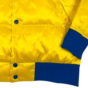 เสื้อแจ็คเก็ตพัฟเฟอร์ผ้าซาตินปักลายเชนิลล์ พรีเมียมสำหรับฤดูหนาว แบบยูนิเซ็กส์ ทรงบอมเบอร์ บุผ้านวม อุ่นสบาย ทันสมัย - Product Image 4