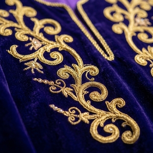 Tunique de cérémonie de luxe en velours violet, broderie en fils d'or, robe royale, robe de mariée artisanale Zardozi, robe de couronnement - Product Image 2