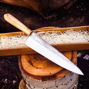 Couteau de chef artisanal en acier forgé à haute teneur en carbone avec manche en bois d'olivier pour la cuisine professionnelle - Product Image 1