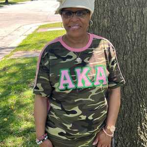 Camiseta Premium AKA Camo para Mujer, con Letras Griegas, Tela de Alta Calidad, Ajuste Cómodo, Cuello Redondo Informal - Product Image 2