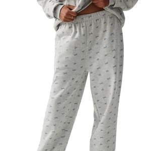 กางเกงวอร์มพิมพ์ลายสีเทาสำหรับผู้หญิง เอวยางยืด สวมใส่สบาย ผลิตจากผ้าฝ้าย รับผลิตตามแบบ พร้อมสกรีนโลโก้ ขายส่ง OEM - Product Image 4