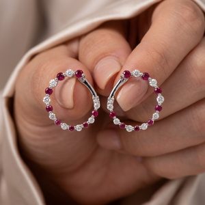 Elegantes Pendientes de Aro de Oro Blanco de 18K con Rubíes Alternados y Diamantes Naturales Orientados hacia Adelante, Circulo Abierto, para una Sorpresa en el Día de San Valentín - Product Image 3