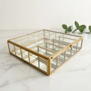 Organisateur de bijoux en verre avec cadre en laiton, base miroir, design rectangulaire, 10x10x2 pouces, pour rangement et présentation, multi-compartiments - Product Image 2