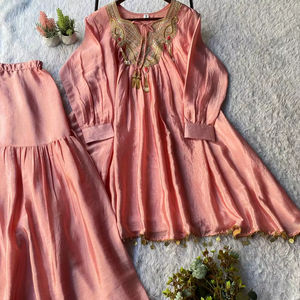 Traje Sharara Chinon Puro con Bordado de Lentejuelas, Borlas y Encaje con Monedas, Completamente Cosido, Atuendo Festivo para Mujer - Product Image 1