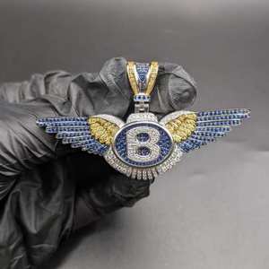Colgante de Plata 925 con Letra B Personalizada Estilo Hip Hop y Alas de Ángel, con Zafiro Azul y Moissanita, Joyería Fina - Product Image 1