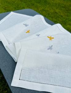 Nouveaux Chemins de Table en Lin Ivoire Personnalisés avec Broderie Point de Croix Abeilles Mignonnes de Haute Qualité pour la Maison, l'Hôtel et les Événements - Product Image 5