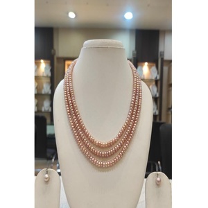 Collar y Aretes de Perlas Naturales Blancas de Tres Capas de Calidad Premium para Mujeres y Niñas, para Bodas y Fiestas - Product Image 1