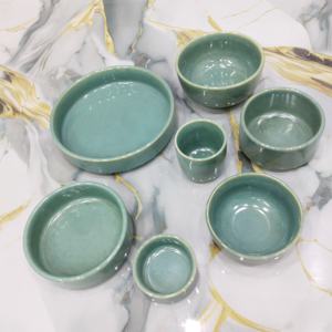 Service de table moderne en céramique verte avec plusieurs tailles de bols et collection d'assiettes de service pour les repas quotidiens et les réceptions - Product Image 6
