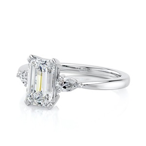 Anillo de Compromiso de Tres Piedras con Diamante Cultivado en Laboratorio de Corte Esmeralda de 1.60 Quilates, Oro Blanco de 14K, Piedra Lateral en Forma de Pera, Joyería Nupcial - Product Image 4