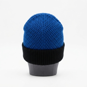 Bonnet en tricot bleu et noir personnalisé, chaud pour l'hiver, avec revers et logo brodé - Product Image 2