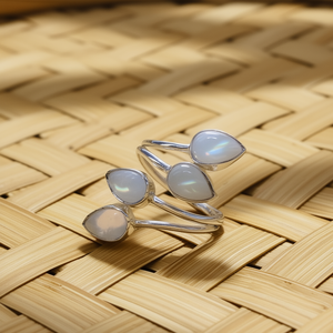 Bague en pierre de lune 5,3 grammes, élégante et stylée, catégorie de produits : montres - Product Image 3