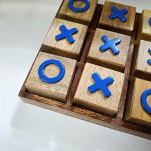 Jeu de Tic Tac Toe en bois fait main avec des pions bleus X et O, jeu de société classique pour la décoration de la table basse et le plaisir familial - Product Image 4