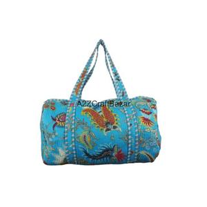 Sac de voyage matelassé en coton biologique fait main avec deux poignées, motif floral matelassé, fermeture ouverte, sac de shopping - Product Image 1