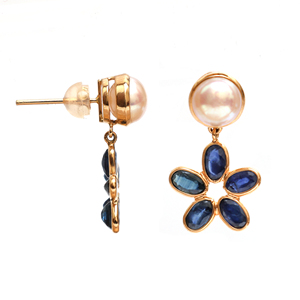 Pendientes florales con zafiro azul natural y perlas en oro amarillo macizo de 18 quilates – Flor con gemas engastadas en bisel y colgante luminoso - Product Image 2