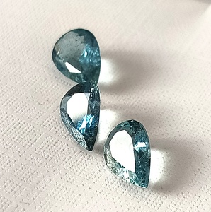 พลอยอะความารีนซานต้ามาเรียคุณภาพสูงทรงลูกแพร์ 3 เม็ด ขนาด 7x10 มม. เจียระไนแบบเหลี่ยม น้ำหนัก 4.25 กะรัต สำหรับทำเครื่องประดับ - Product Image 3