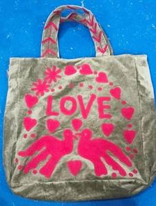 กระเป๋าโท้ทกำมะหยี่สีน้ำตาลสั่งทำขายส่ง พร้อมลายปักอักษรคำว่า LOVE สีชมพู รูปหัวนกพิราบ หัวใจ และลายดอกไม้สุดเก๋ - Product Image 4