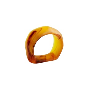 Rond de serviette en résine jaune et marron fait à la main Unique décor de Table à manger accessoire à la mode pour les paramètres de Table de printemps et d'été - Product Image 1