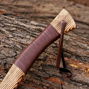 Hacha Vikinga de Acero al Carbono Forjada a Mano, Mango de Madera de Fresno Personalizado OEM, Hacha con Cuchilla Afilada y Funda de Cuero, Hacha para Camping y Bushcraft - Product Image 4