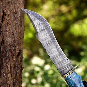 Couteau de chasse artisanal en acier Damas avec manche en résine bleue de qualité supérieure et étui en cuir véritable - Product Image 2