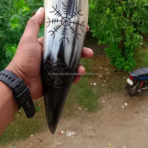 Chope en corne Viking de qualité supérieure, design rustique, fabriquée à la main à partir de corne naturelle, parfaite pour les rassemblements d'événements avec des supports en métal - Product Image 5