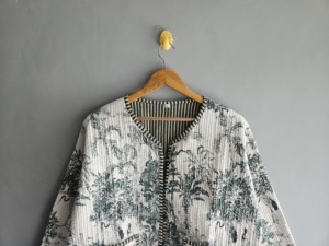 <b>Quilted</b> Jacket Women's Cotton Printed V-Neck Full Sleeve Spring Coat With Pockets Regular Length <b>Single</b> Button Closure - Product Image 2