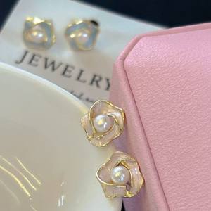 Boucles d'oreilles clous en argent pur, tendance et élégantes, avec perles d'eau douce bleues à couleur inaltérable, inspirées de la fleur de thé huileux - Product Image 6