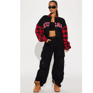 Veste universitaire à carreaux noirs et rouges avec logo, col rabattu, style streetwear, coupe ample, design à simple boutonnage - Product Image 1