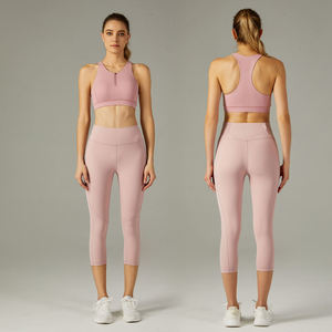 Ensemble de yoga pour femme : Crop top dos nageur rose et legging taille haute mi-mollet, respirant, en Spandex et Polyester, 2 pièces - Product Image 1