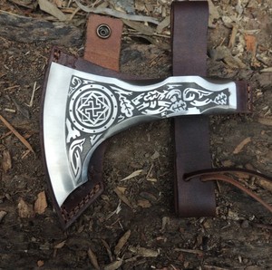 Hache médiévale artisanale en acier industriel à haute teneur en carbone, forgée, à tête barbue, avec lame de 4 3/4 pouces, manche en bois et étui en cuir - Product Image 1