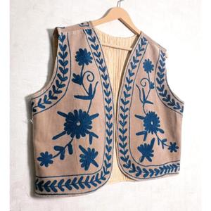 Chaleco de Terciopelo Suzani Hecho a Mano para Mujer, Estilo Boho, Bordado Floral, Prenda Vintage para Festivales, Chaqueta Corta - Product Image 3