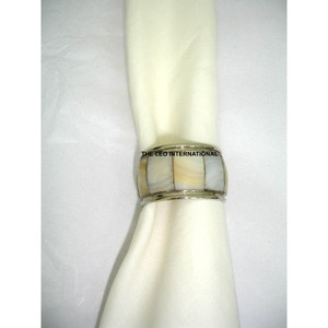 Décoration de table tendance : anneau de serviette personnalisé avec couleur argentée MOP pour la maison, l'hôtel et le restaurant - Product Image 1