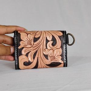 Tarjetero de Cuero Genuino Hecho a Mano con Estampado de Dibujos Animados, Cierre de Botón Estilo Vintage, Cartera Corta para Mujer - Product Image 3
