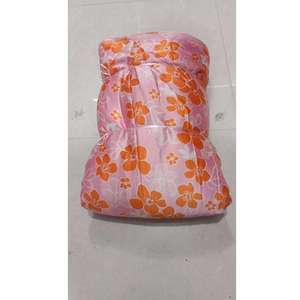 Tissu en satin poly imprimé floral aux motifs vibrants, disponible en gros pour la production de vêtements - Product Image 1