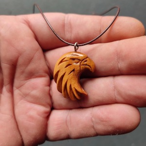 Collar con Colgante de Cabeza de Águila Tallado a Mano en Madera Natural, Amuleto de Pájaro Hecho a Mano, Joyería de Regalo - Product Image 3
