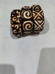 Bracelet en résine fait main avec des perles rondes à motifs animaliers, souvenir d'Inde par Arif Handicrafts. - Product Image 4