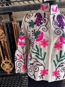 Chaqueta de Terciopelo Bordada a Mano con Diseño Moderno y Textiles Tradicionales, Estilo Boho Chic, Chaqueta Suzani Floral, Blazer Distintivo - Product Image 5