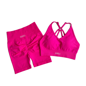 Conjunto de yoga rosa de 2 piezas con sujetador deportivo de tiras cruzadas y pantalones cortos fruncidos de cintura alta, diseño elástico en cuatro direcciones sin costuras - Product Image 1