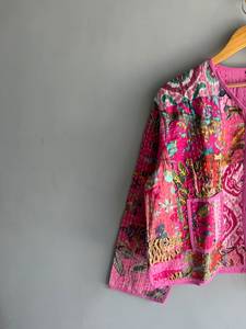 Chaqueta de algodón acolchada Kantha con estampado floral rosa, cárdigan reversible con patchwork y bolsillos para mujer, regalo para ella. - Product Image 2