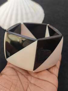 Bracelet jonc géométrique moderne en résine, forme cube noir et blanc, bijou tendance, design poli, objet de collection - Product Image 6