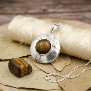 Collar con Colgante de Ojo de Tigre Hecho a Mano, Gema de Ojo de Tigre Creada en Laboratorio de 12 mm, Latón Chapado en Oro de 18K, Estilo Boho Geométrico - Product Image 1