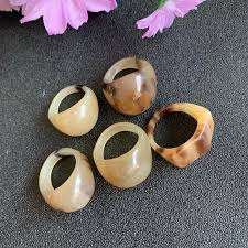 Anillo de Cuerno Pulido Hecho a Mano de Estilo Tribal Tradicional, Ecológico, con Diseño Moderno y Minimalista para Mujeres y Hombres - Product Image 3