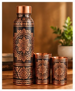 Bouteille d'eau en cuivre pur émaillé turquoise imprimé indien avec 2 verres – Ensemble écologique en gros - Product Image 6