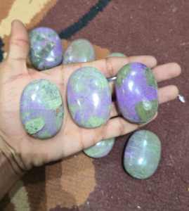 Piedra de Palma de Stichtita Natural Pulida, Cristal Morado, Piedra Curativa, Piedra de Bolsillo, Meditación, Reiki, Feng Shui, Decoración del Hogar - Product Image 1