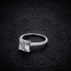 Bague de fiançailles solitaire D'VINS 2,00 carats taille princesse avec 33 diamants de laboratoire pavés, or blanc 18 carats, certifiée IGI, style tendance - Product Image 2