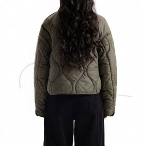 Nouvelle arrivée : Meilleure veste courte matelassée personnalisée pour femme, en tricot crocheté, rembourrée en polyester, coupe-vent et imperméable pour l'hiver - Product Image 4
