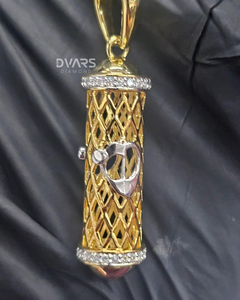 Pendentif Cylindrique en Argent Sterling 925 Plaqué Or Jaune 14K, Pendentif Souvenir d'Amour, Moissanite, Personnalisable, Vente en Gros - Product Image 1