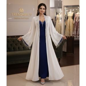 Vestido de Noche Moderno de Dos Piezas, Estilo Abaya Bisht, Largo hasta el Suelo, con Bordado Floral Plateado en Tonos Pastel y Detalles de Borlas - Product Image 4